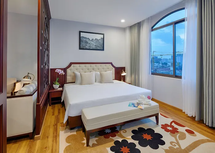 Happy Life Grand Hotel & Rooftop Skybar